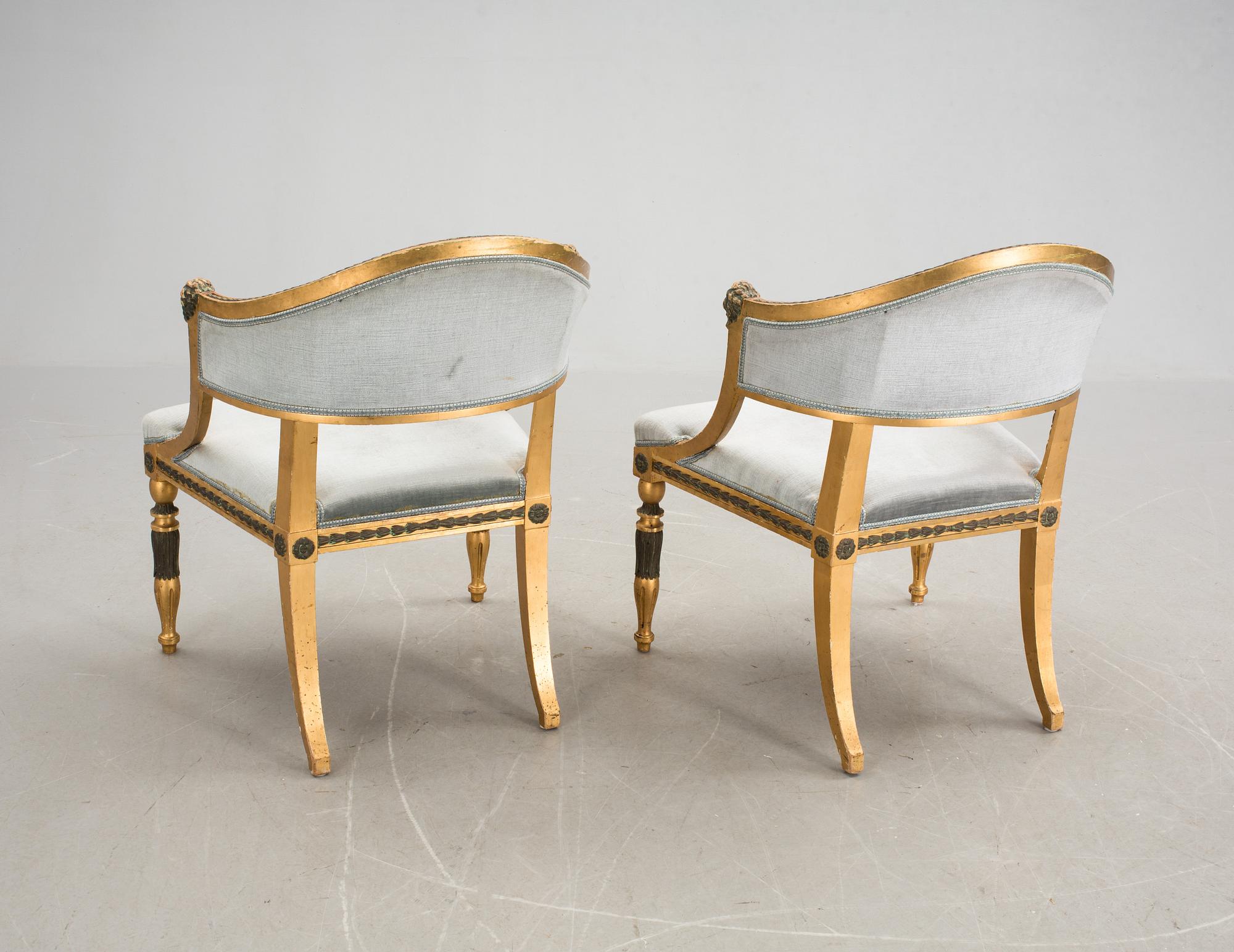 BALJFÅTÖLJER, ett par. Sengustaviansk stil. Omkring 1900.