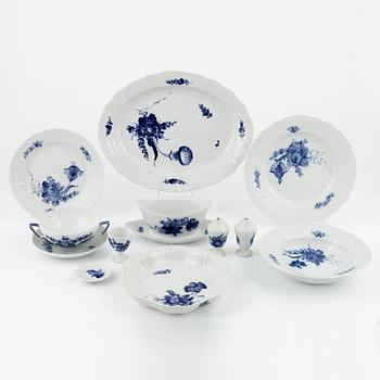 Royal Copenhagen, a 75 pcs porcelain dinner service "Blue flower".