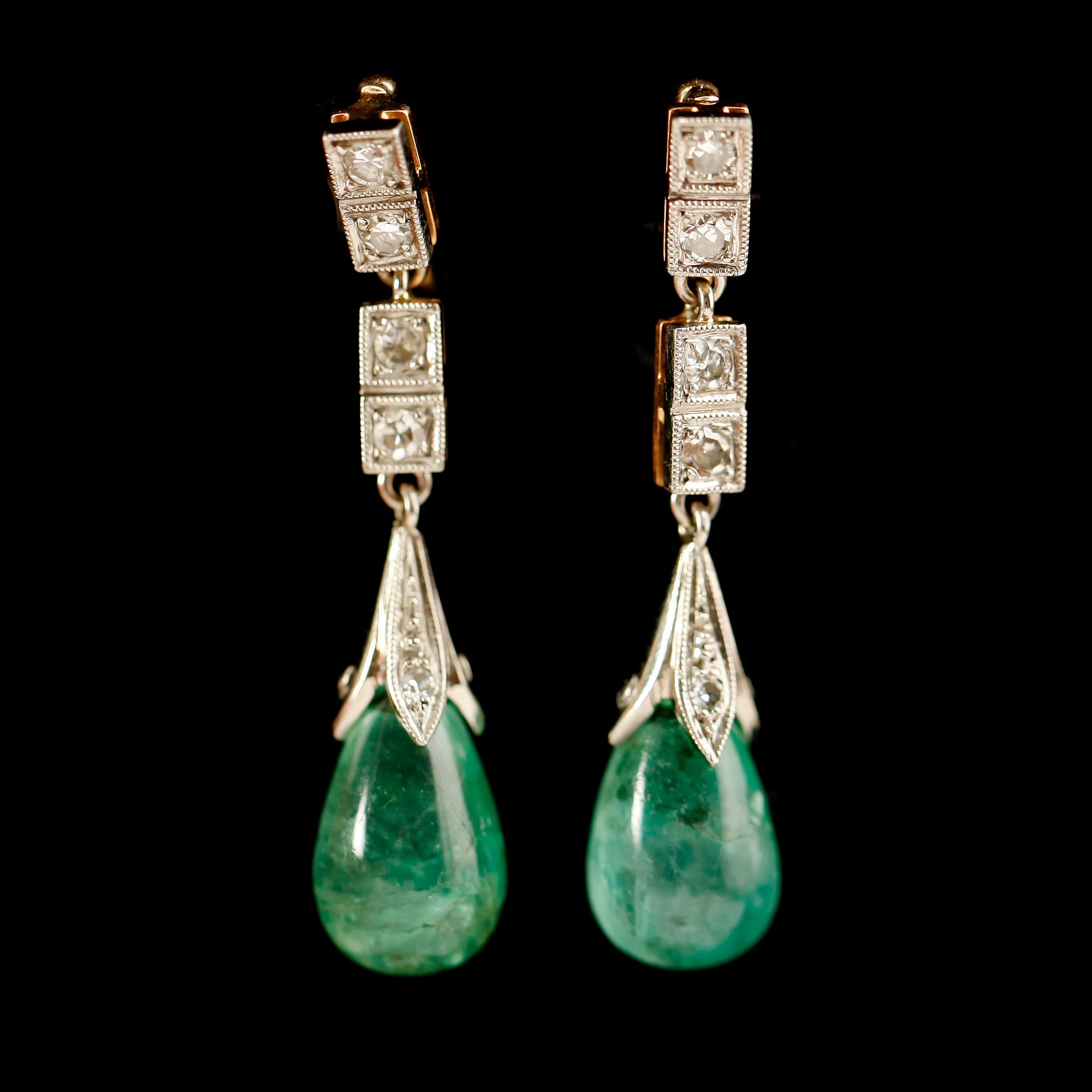 ÖRHÄNGEN, 1 par, 18 k vitguld/guld, smaragder samt diamanter,  svenska stämplar, 1900-talets första hälft.