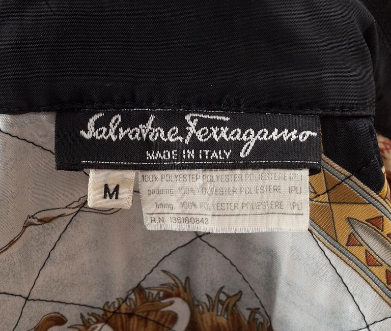 JACKA samt BLUS. Salvatore Ferragamo.