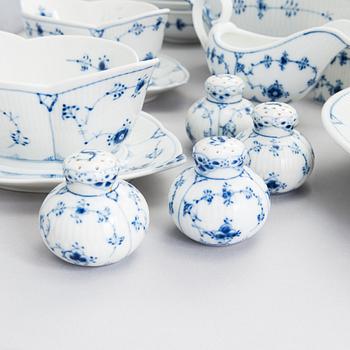 Ruoka-astiasto,  93 osaa, "Musselmalet", Royal Copenhagen, Tanska 1958-66.