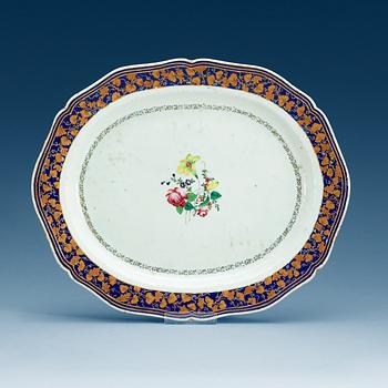 1477. A famille rose serving dish, Qing dynasty, Jiaqing (1796-1820).