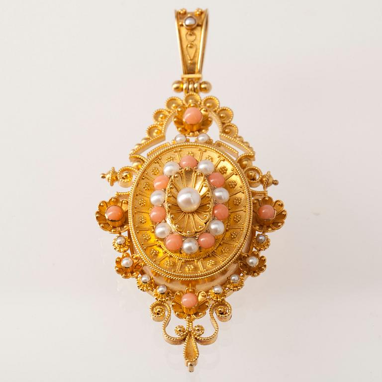 MEDALJONG/HÄNGE, koraller och pärlor, ostämplat guld 14K. Sannolikt England sent 1800-tal. Vikt 19,1 g.