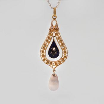 HÄNGE, 18K guld med orientalisk pärla samt blå emalj, Gustav Dahlgren & Co, Malmö, 1915. Vikt 6, 0 gram.