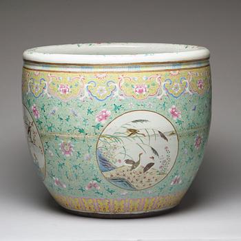 FISKBASSÄNG, porslin. Qingdynastin, 1800-tal.