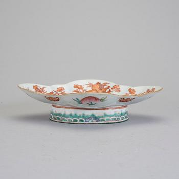 TAZZA / SKÅL PÅ FOT, porslin, Kina, 1800-talets slut.