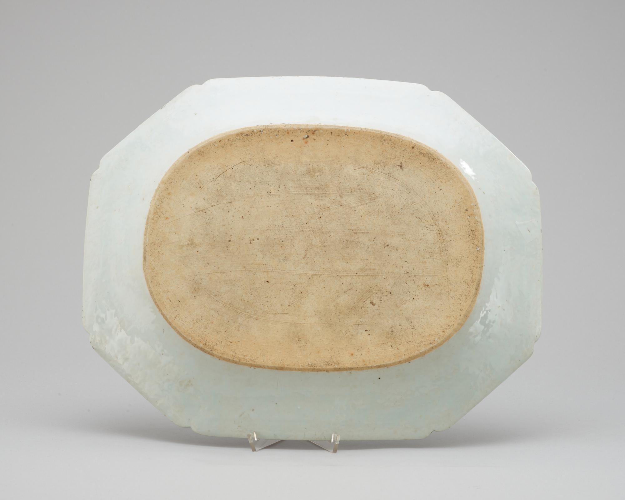 A blue and white serving dish, Qing dynasty, Qianlong (1736-95).