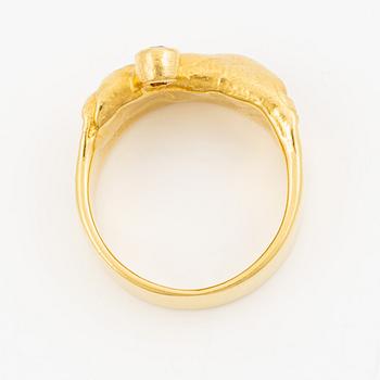 Ring 18K guld med en rund briljantslipad diamant 0.08 ct enlig gravyr.