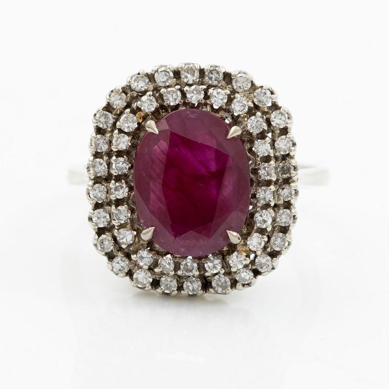 Ring 18K white gold with ruby and octagon-cut diamonds. Accompanied by report GCS.