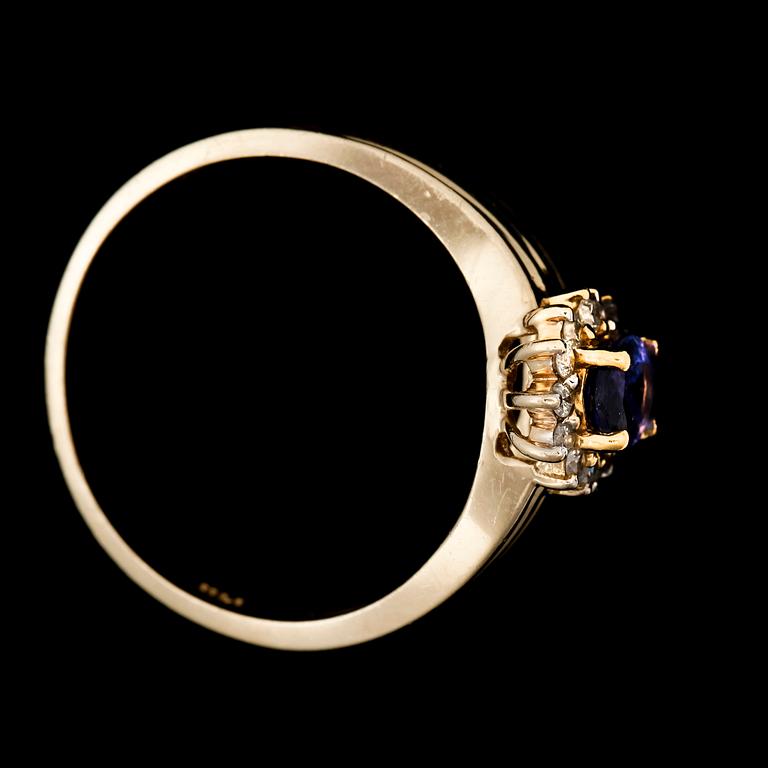 RING, 14k guld med tanzanit och briljantslipade diamanter. 2000-tal. Vikt 3,1g.