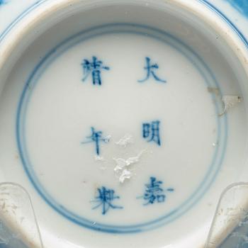 SKÅLAR, ett par, porslin. Qingdynastin, Kangxi (1662-1722).