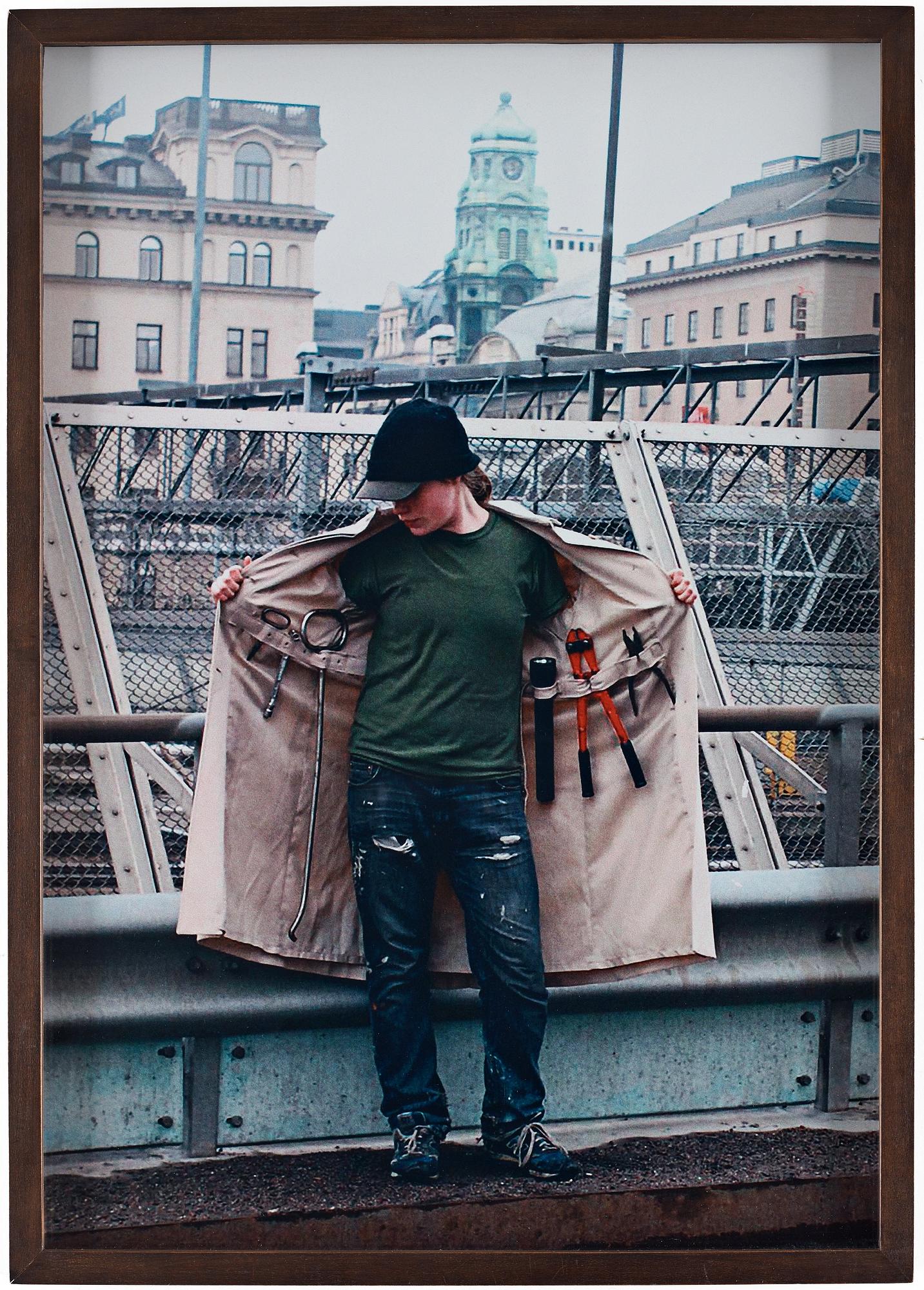 Klara Lidén, "Self Portrait with Keys to the City", 2005.