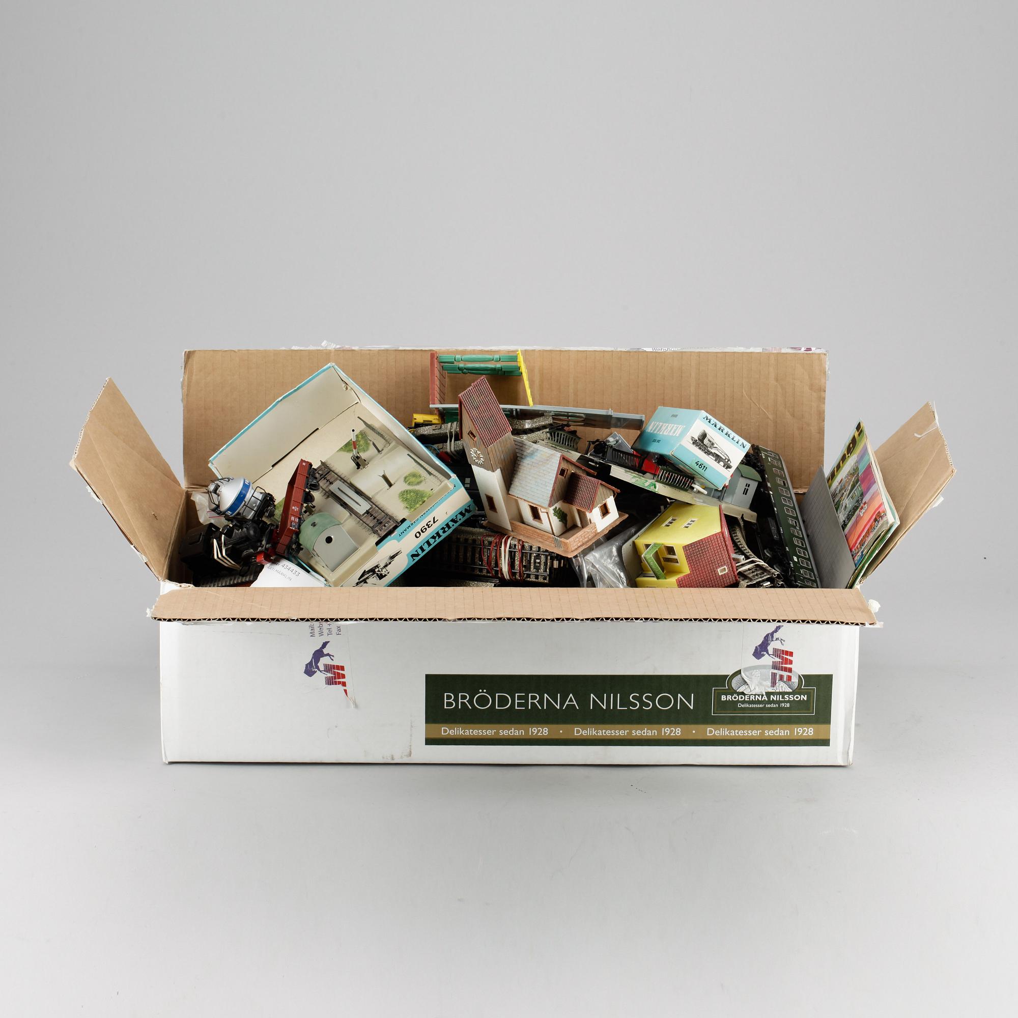 PARTI MÄRKLIN, bla räls, vagnar, transformatorer, lok.