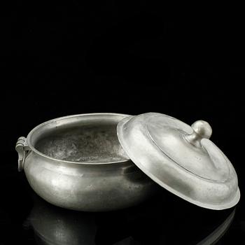GRÖTSKÅL, tenn, 1700-tal. Odefinierade stämplar.