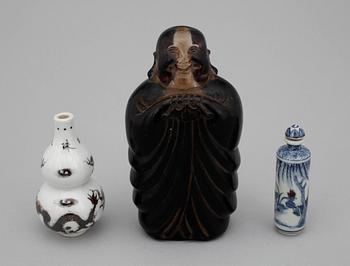 SNUSFLASKOR samt MINIATYRVAS, glas och porslin, Kina, 1900-tal.