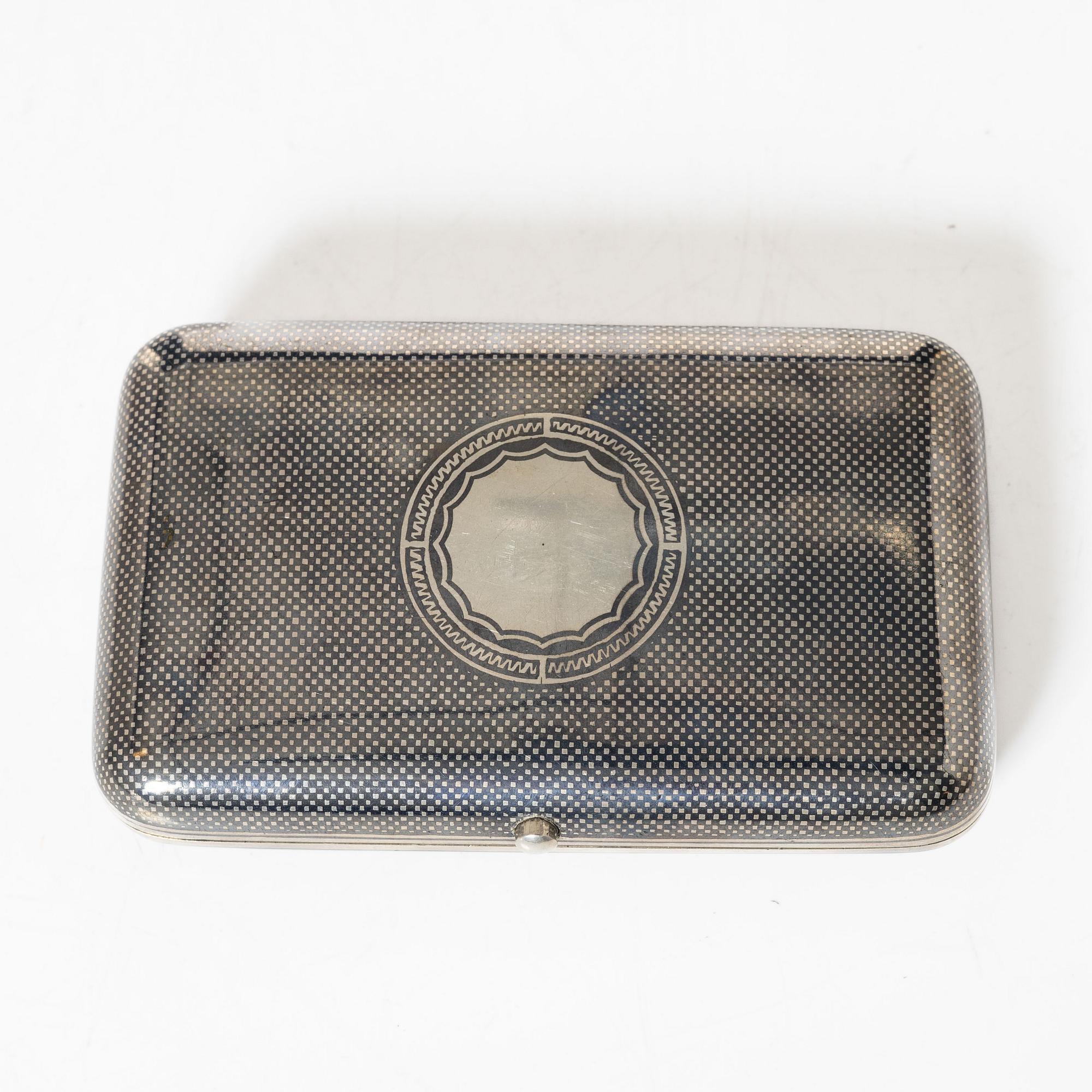 A Russian silver niello cigarette case Unidentified cyrillic maker’s mark. Assay master A. Romanov, Moscow 1890.