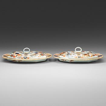 244. A pair of imari serving dishes with covers, Qing dynasty, Qianlong (1736-95).