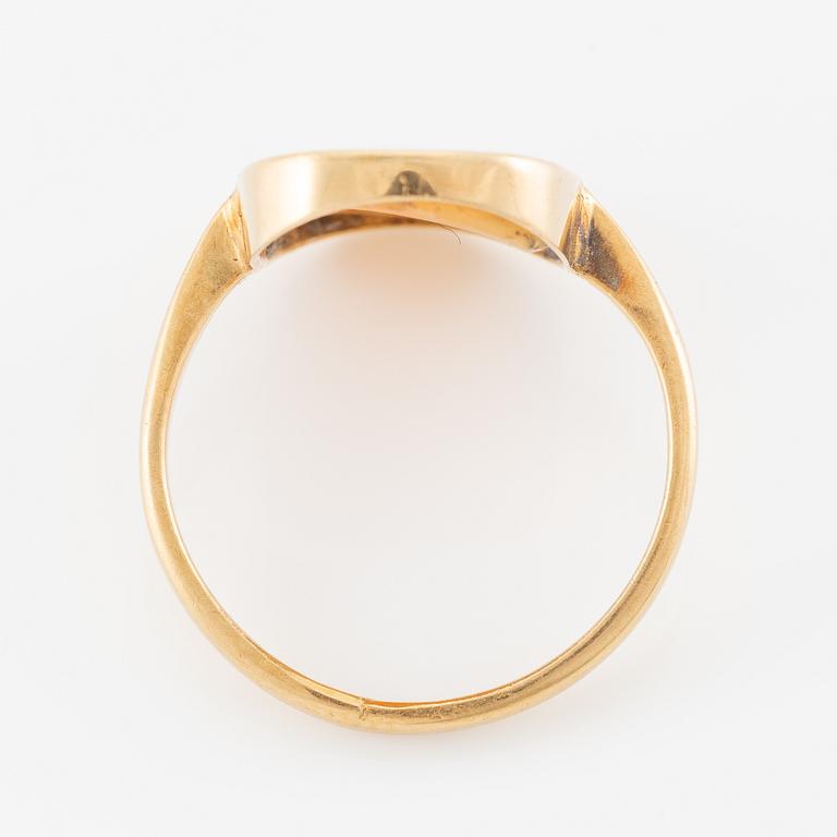 Ring in 18K gold with a shell cameo.