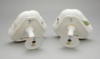 KAKFAT på fot, ett par, porslin, Flora Danica. Royal Copenhagen, Köpenhamn 1962.