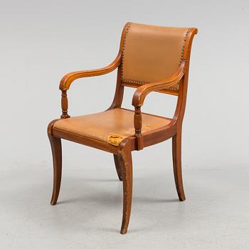 SKRIVBORD MED STOL, engelsk stil, 1900-talets mitt.