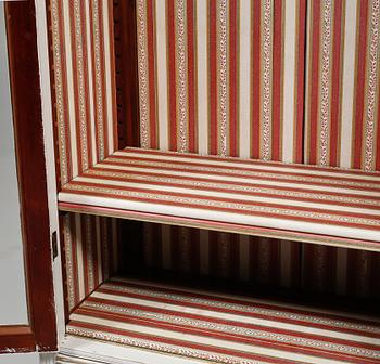 VITRINSKÅP, delvis 1900-talets första hälft.