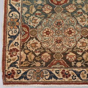 A CARPET, semi-antique Tabriz, ca 424 x 307,5 cm.