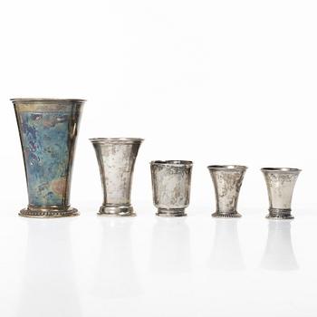 Bägare. 5 st, silver, bl a CG Hallberg och K Andersson. 1900-tal.