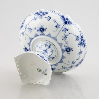 Skålfat på fot, porslin, Royal Copenhagen, "Musselmalet helblond", modell 1020, 1960.