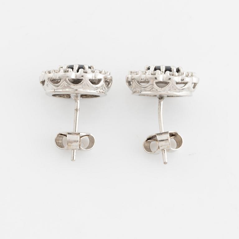 Ett par örhängen 18K vitguld med safirer och runda briljantslipade diamanter.