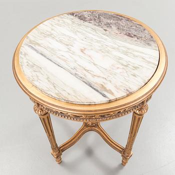 SOFFA, KARMSTOLAR, ett par, samt BORD. Louis XVI-stil, 1900-talets första hälft.