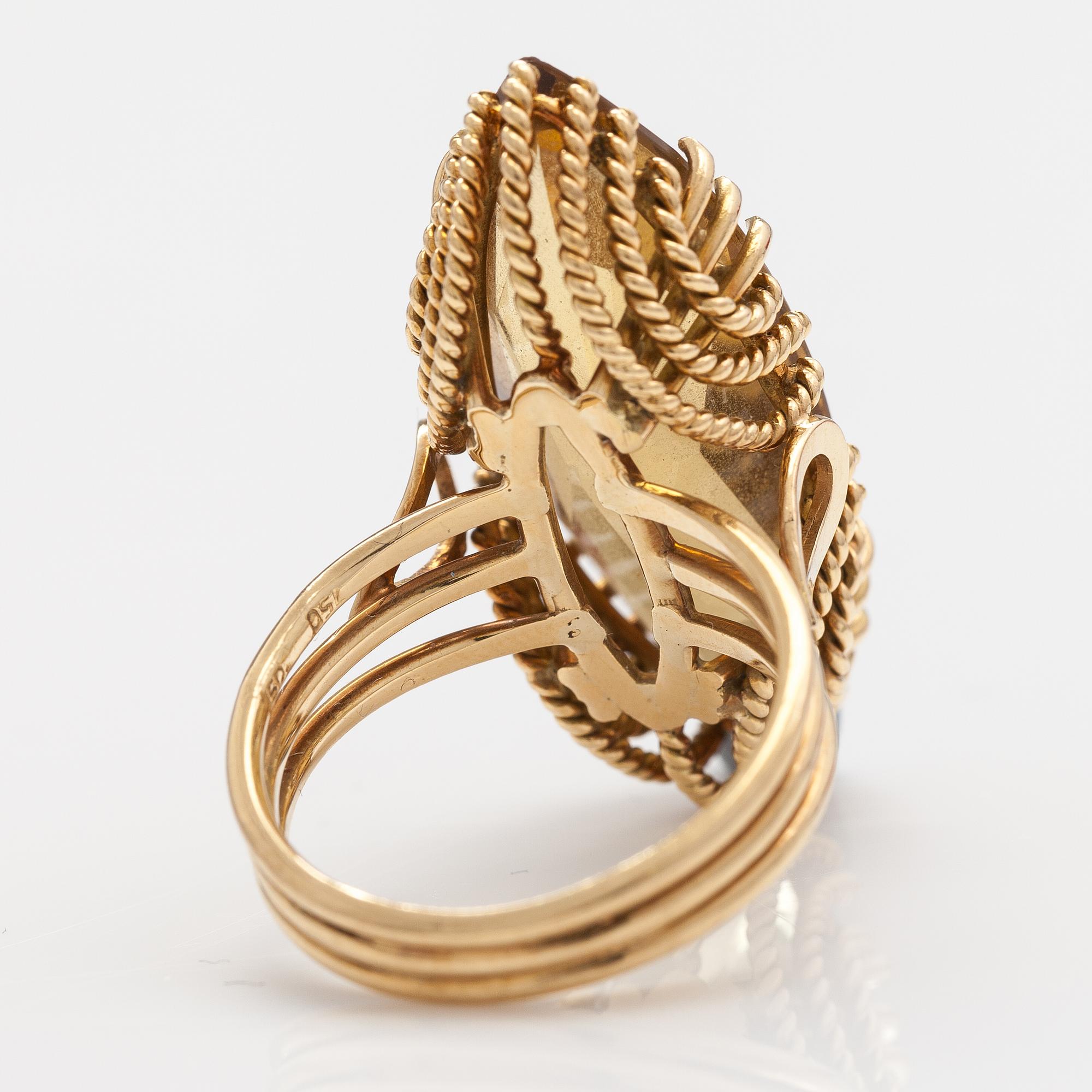 A ca 18K gold cocktail ring with a citrine.