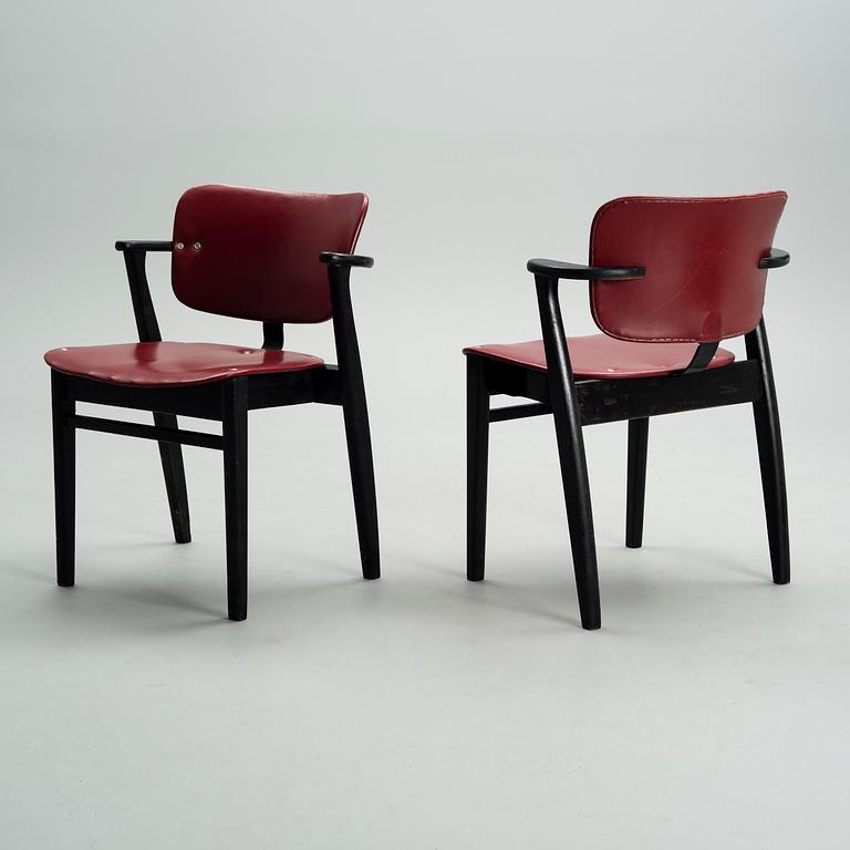 ILMARI TAPIOVAARA, A PAIR OF CHAIRS. Domus.