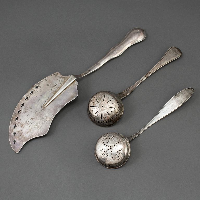 3 pieces of 19th century silverware, weight 179 grams.