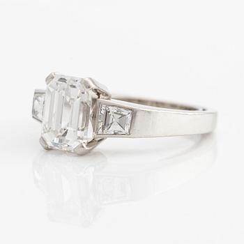 Ring platina med en smaragdslipad diamant, W.A. Bolin.