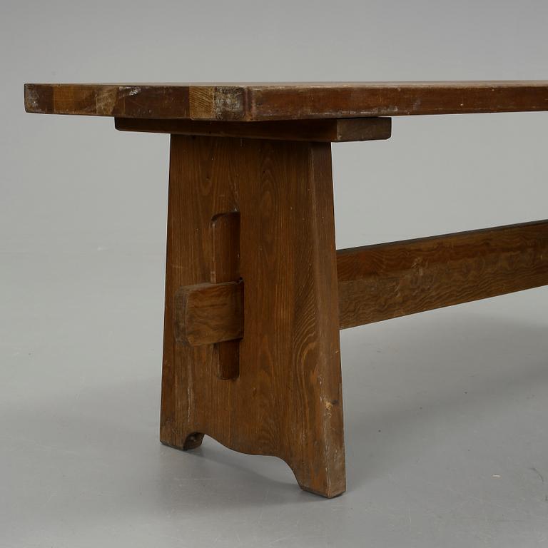 BÄNKAR, 2 st, 1900-talets första hälft.