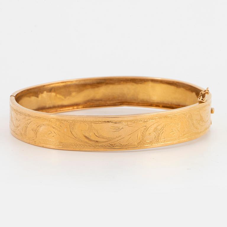 18K gold bangle.