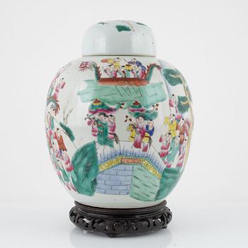 A lidded porcelain urn, China, first half of the 20th century.