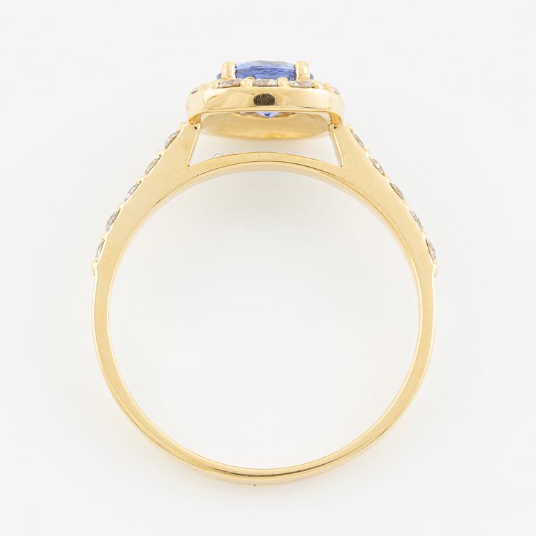 Ring in 18K gold with tanzanite and brilliant-cut diamonds.