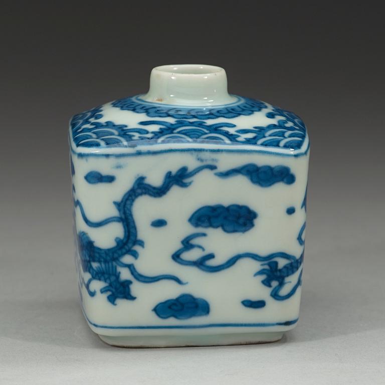 A squared blue and white dragon vase, Qing dynasty 19th century.