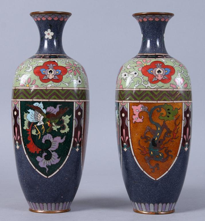 VASER, ett par, cloisonné, 1900-talets första kvartal.