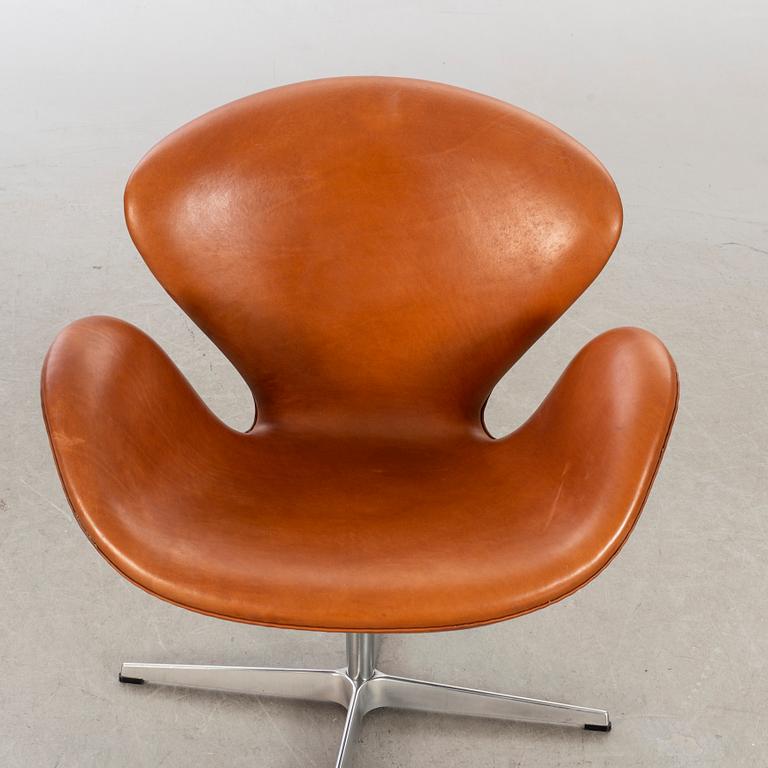 ARNE JACOBSEN, fåtölj, "Svanen", för Fritz Hansen Danmark, 2004.