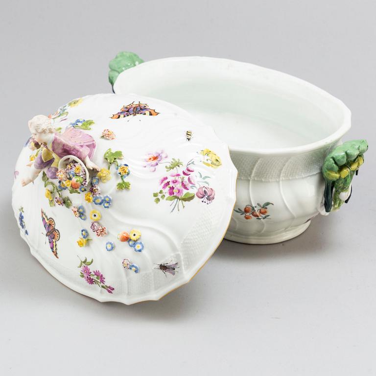 TERRIN med LOCK och FAT, porslin. Meissen, 1800-tal.