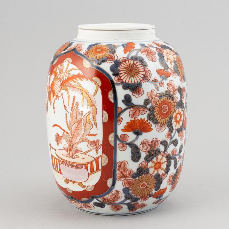 A Japanese imari jar with cover, Meiji (1868-1912).