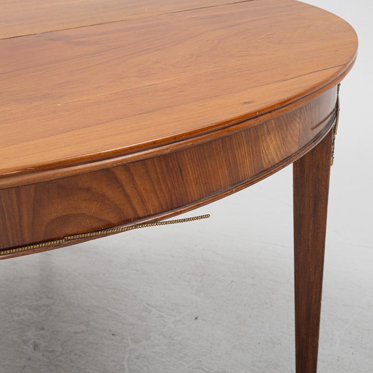A late Gustavian dining table, 18th/19th century.