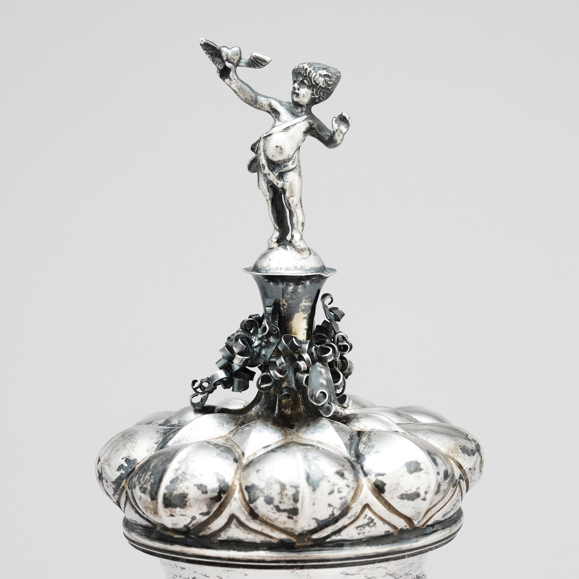 Druvpokal med lock, silver, sannolikt Österrike/Hammerstadt 1700-tal. Barock.