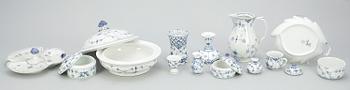 SERVISDELAR, 49 delar, porslin, "Musselmalet", Royal Copenhagen samt Bing & Gröndahl.