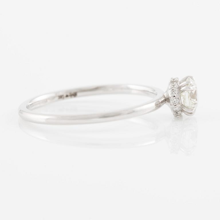 Ring 14K vitguld med briljantslipade diamanter.