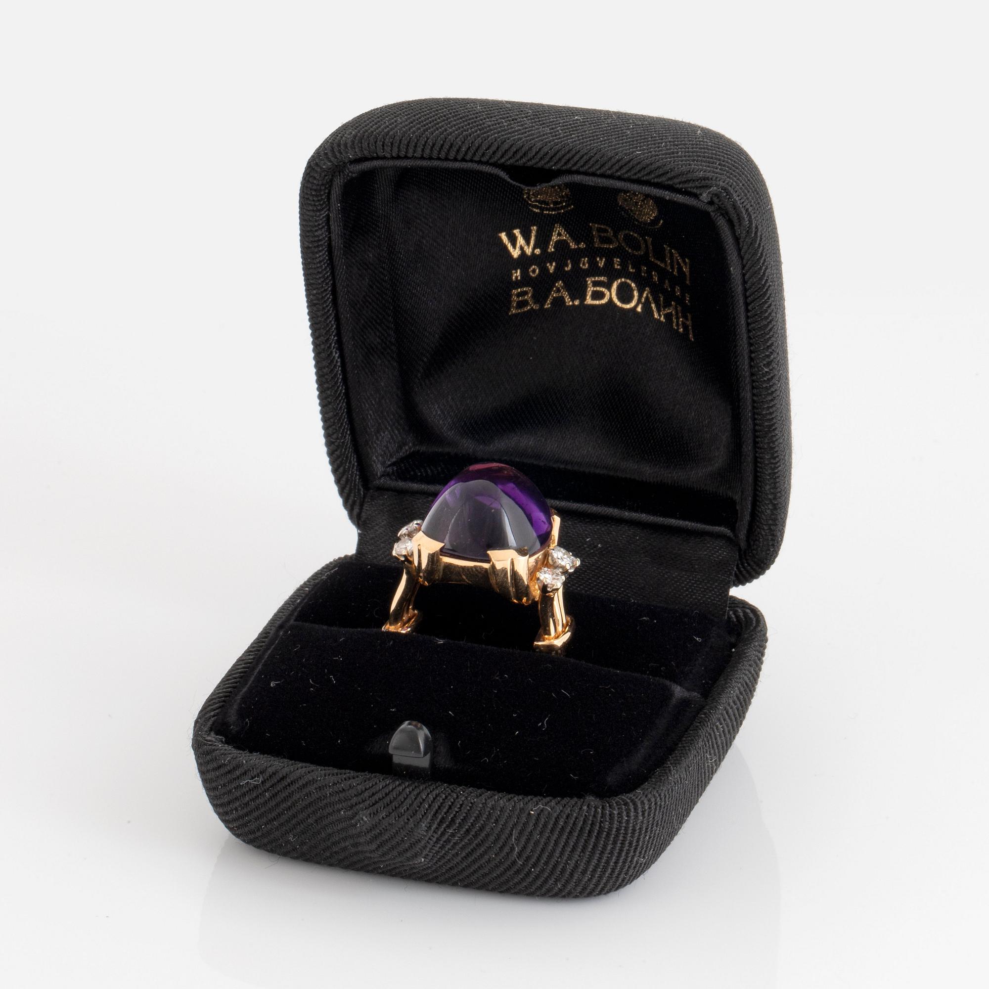 WA Bolin ring 18K guld med en cabochonslipad ametist och runda briljantslipade diamanter.