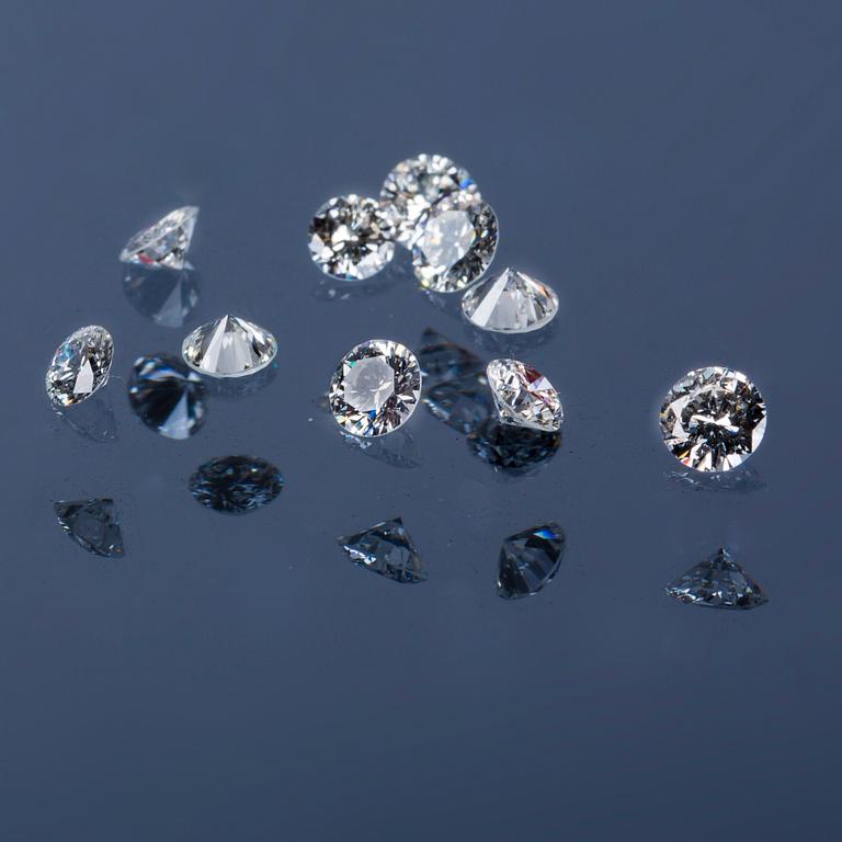 DIAMANTER, 10 st, oinfattade, briljantslipade, 1.02 ct enligt certifikat.