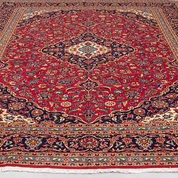 A carpet, Kashan 410 x 296 cm.